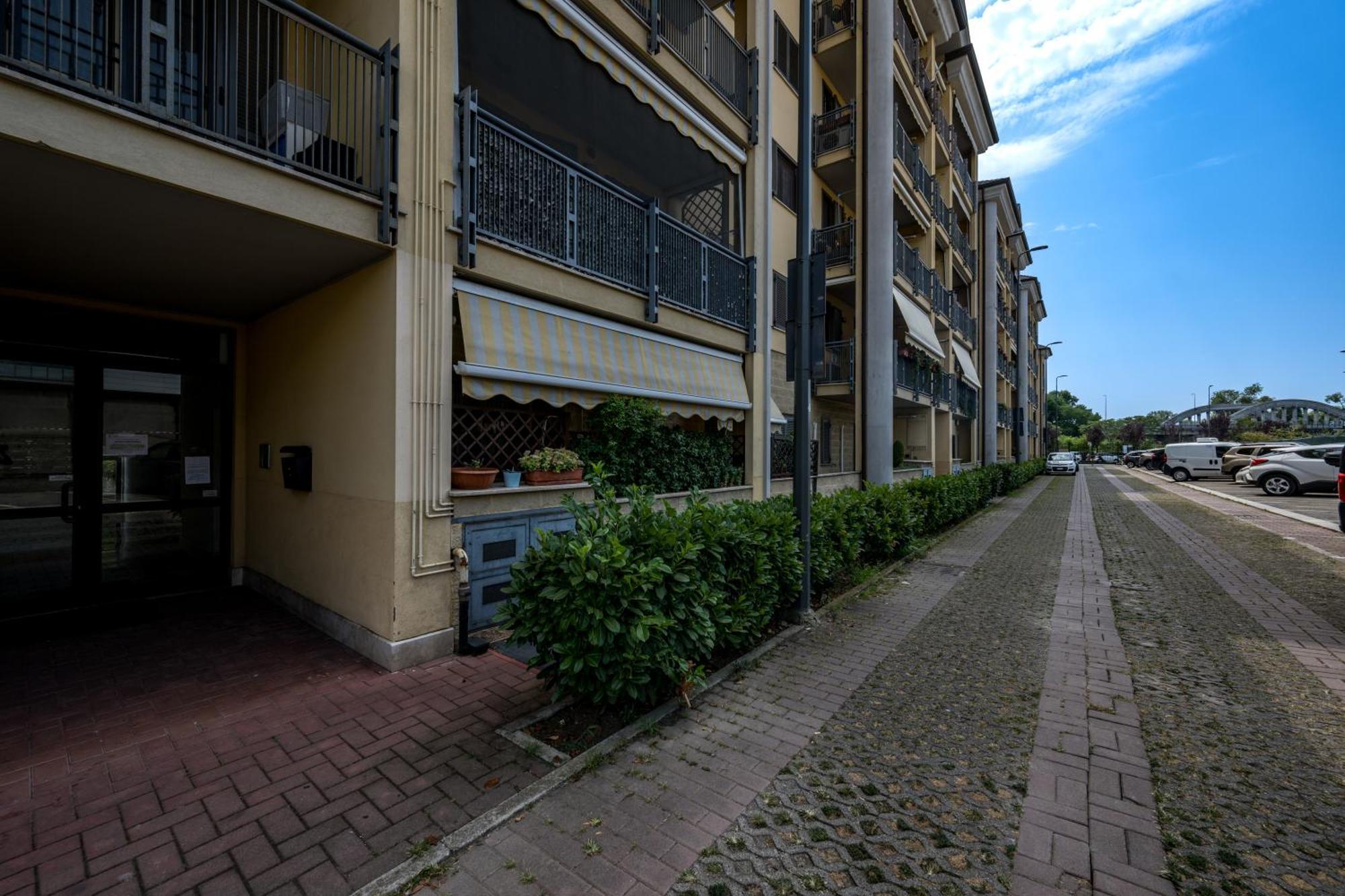 Cozy Suite Rogoredo Apartment Next To The Metro And Train Station Milão Exterior foto